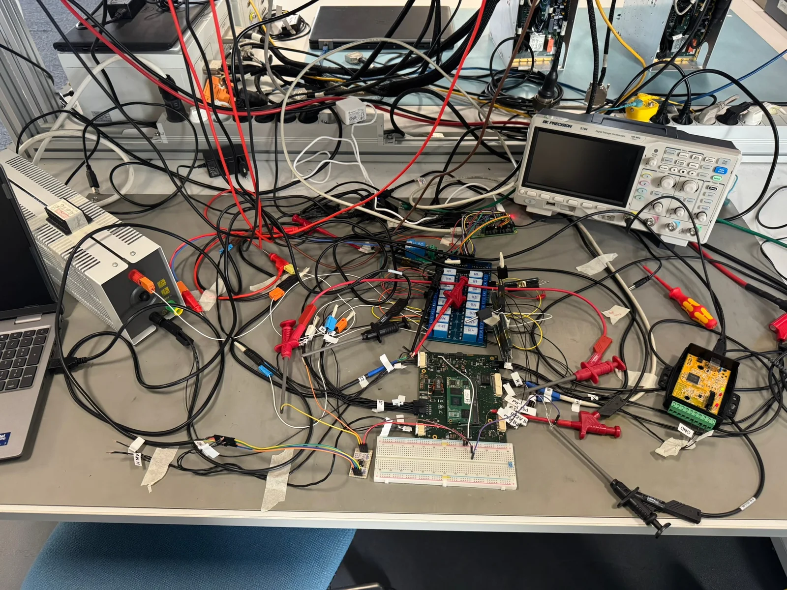 Banc de validation électronique avec oscilloscope et instrumentation